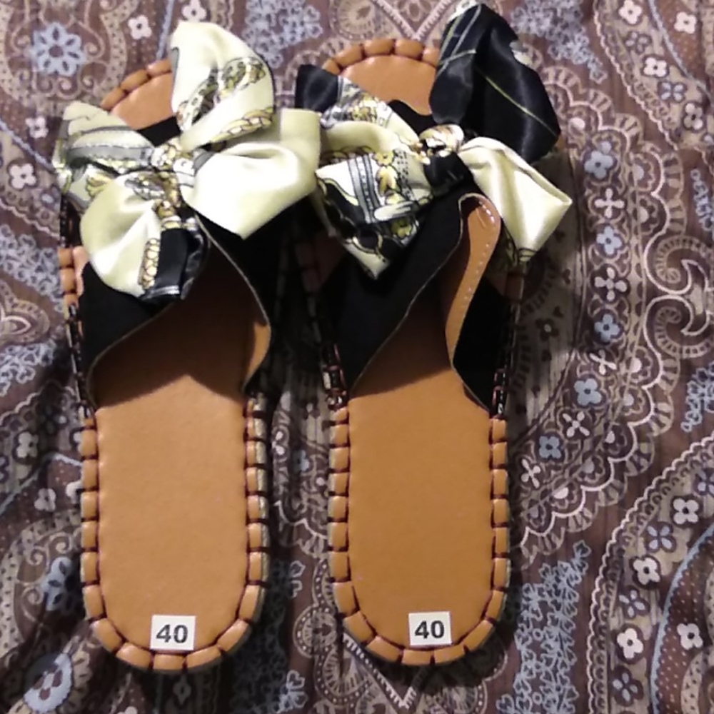 I am selling some summer sandels